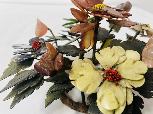 Coupe en émail cloisonné et son bouquet de fleurs en pierre dure . XX siècle .