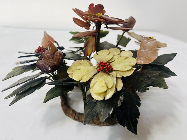 Coupe en émail cloisonné et son bouquet de fleurs en pierre dure . XX siècle .