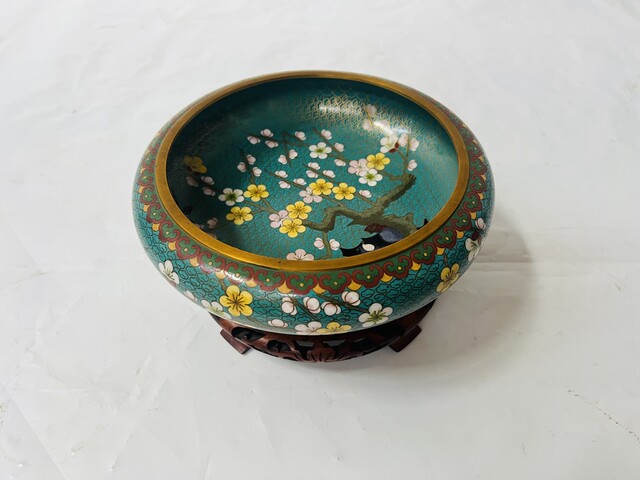 Coupe en émail cloisonné et son bouquet de fleurs en pierre dure . XX siècle .