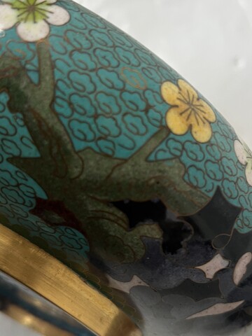 Coupe en émail cloisonné et son bouquet de fleurs en pierre dure . XX siècle .