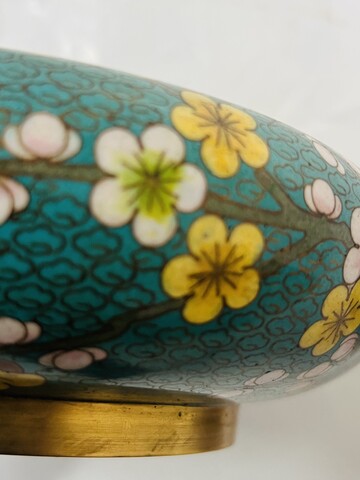 Coupe en émail cloisonné et son bouquet de fleurs en pierre dure . XX siècle .