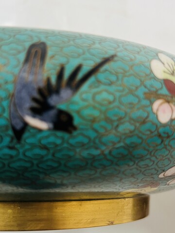 Coupe en émail cloisonné et son bouquet de fleurs en pierre dure . XX siècle .