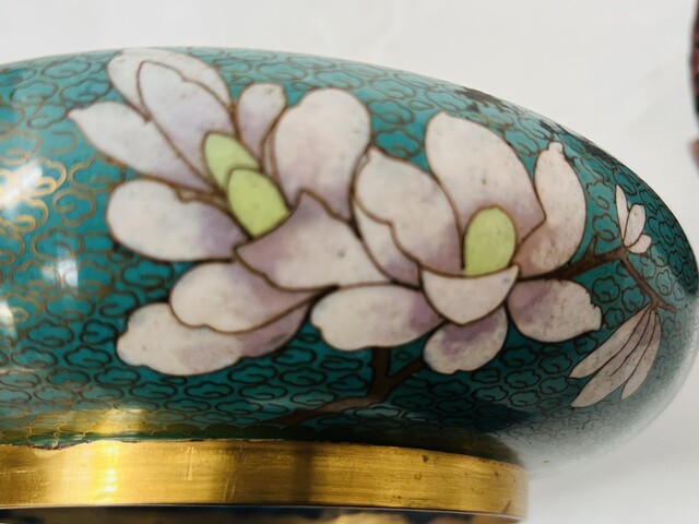 Coupe en émail cloisonné et son bouquet de fleurs en pierre dure . XX siècle .