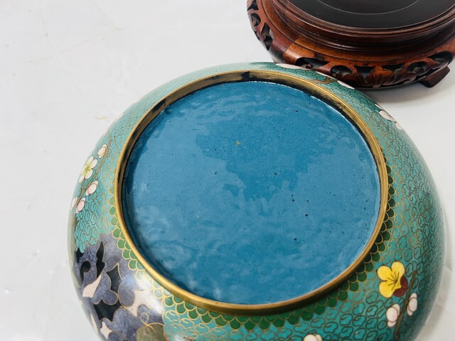 Coupe en émail cloisonné et son bouquet de fleurs en pierre dure . XX siècle .