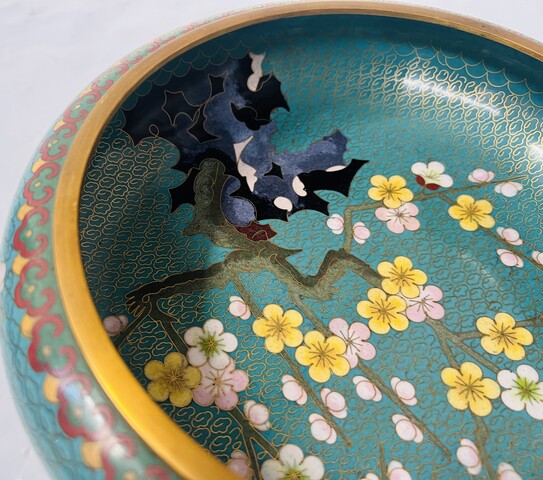 Coupe en émail cloisonné et son bouquet de fleurs en pierre dure . XX siècle .