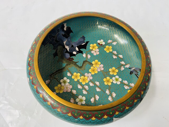 Coupe en émail cloisonné et son bouquet de fleurs en pierre dure . XX siècle .