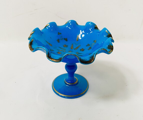 coupelle en opaline bleu à décor d'épies de bleu doré . XIX siècle .