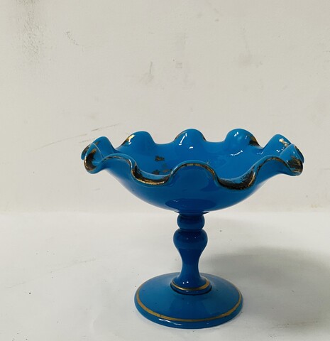 coupelle en opaline bleu à décor d'épies de bleu doré . XIX siècle .