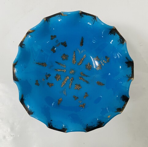 coupelle en opaline bleu à décor d'épies de bleu doré . XIX siècle .