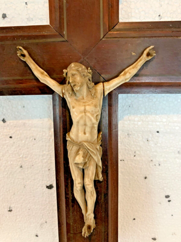 Crucifix en bois naturel patiné Objet de dévotion . XX siècle .