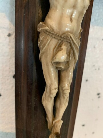 Crucifix en bois naturel patiné Objet de dévotion . XX siècle .