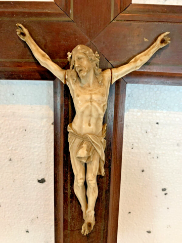 Crucifix en bois naturel patiné Objet de dévotion . XX siècle .