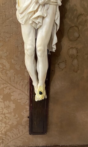  Crucifix sur cadre en bois doré patiné Objet de dévotion . XIX siècle .