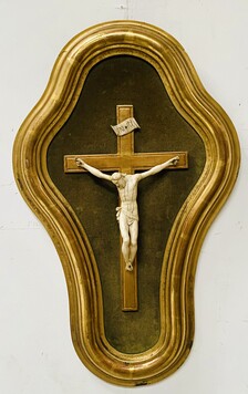Crucifix sur cadre en bois doré patiné Objet de dévotion . XIX siècle .