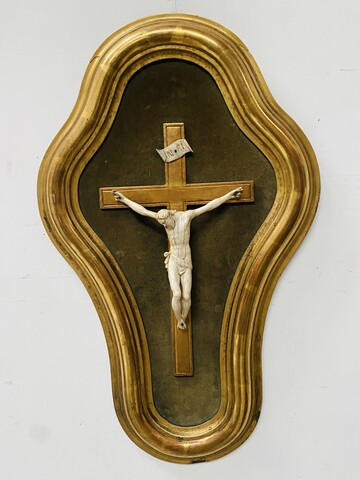 Crucifix sur cadre en bois doré patiné Objet de dévotion . XIX siècle .
