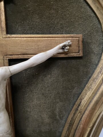 Crucifix sur cadre en bois doré patiné Objet de dévotion . XIX siècle .