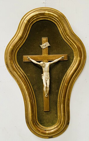 Crucifix sur cadre en bois doré patiné Objet de dévotion . XIX siècle .