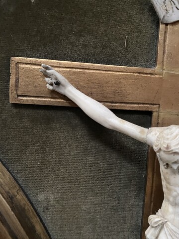 Crucifix sur cadre en bois doré patiné Objet de dévotion . XIX siècle .