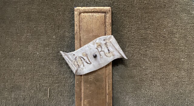 Crucifix sur cadre en bois doré patiné Objet de dévotion . XIX siècle .