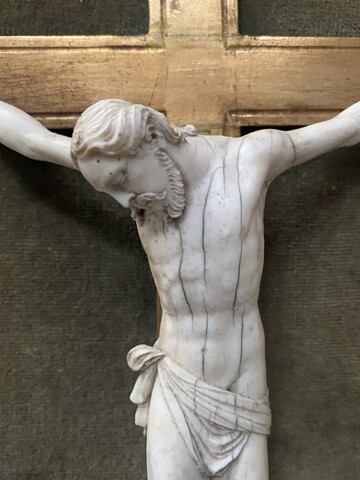 Crucifix sur cadre en bois doré patiné Objet de dévotion . XIX siècle .