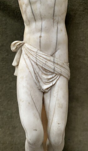 Crucifix sur cadre en bois doré patiné Objet de dévotion . XIX siècle .