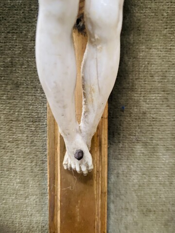 Crucifix sur cadre en bois doré patiné Objet de dévotion . XIX siècle .