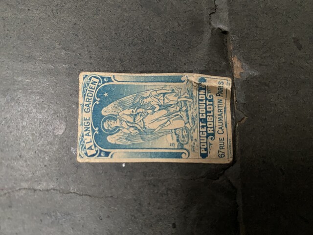 Crucifix sur cadre en bois doré patiné Objet de dévotion . XIX siècle .