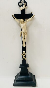 Crucifix sur croix en bois noirci naturel patiné Objet de dévotion . XIX siècle.