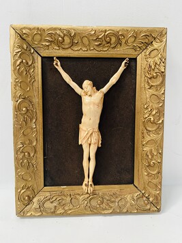 Crucifix sur encadrement bois doré naturel patiné Objet de dévotion . XX siècle.
