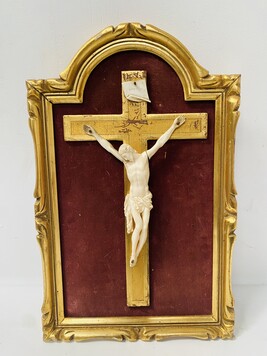 Crucifix sur encadrement bois doré naturel patiné Objet de dévotion . XX siècle.