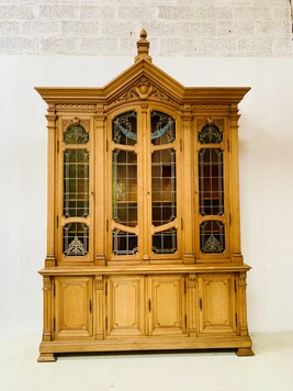 deux corps vitrine cathédrale huit portes chêne et vitraux art déco .XX siècle.