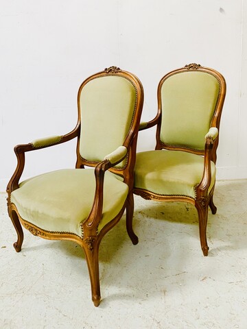 deux fauteuils haut dossier à assises dossier recouvrement tissus . XX siècle .