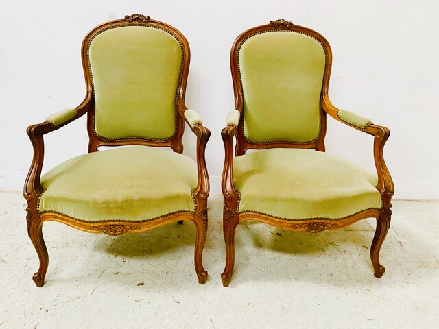 deux fauteuils haut dossier à assises dossier recouvrement tissus . XX siècle .