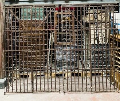 double range porte bouteilles en fonte de fer double portes . XX siècle .