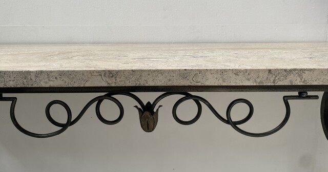 élégante console art déco en fer jambages galbée dessus marbre . XX siècle .