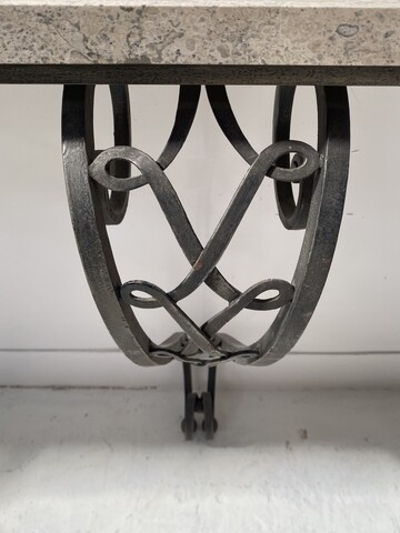 élégante console art déco en fer jambages galbée dessus marbre . XX siècle .