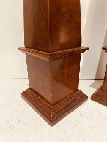 élégante paire d'obélisques en placage de loupe de noyer . XIX siècle .