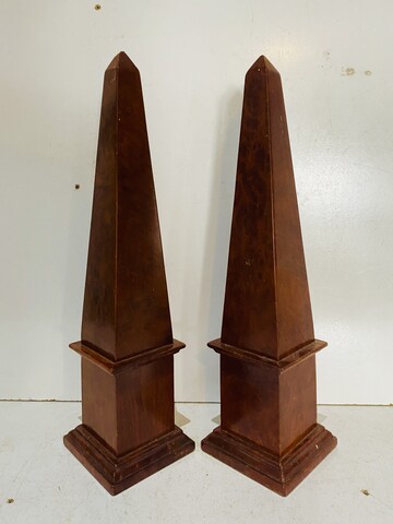 élégante paire d'obélisques en placage de loupe de noyer . XIX siècle .