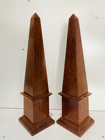 élégante paire d'obélisques en placage de loupe de noyer . XIX siècle .