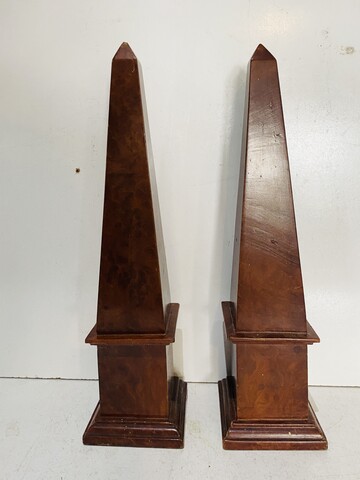 élégante paire d'obélisques en placage de loupe de noyer . XIX siècle .