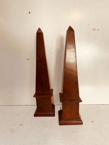 élégante paire d'obélisques en placage de loupe de noyer . XIX siècle .