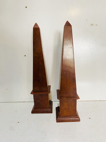 élégante paire d'obélisques en placage de loupe de noyer . XIX siècle .