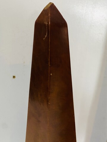 élégante paire d'obélisques en placage de loupe de noyer . XIX siècle .