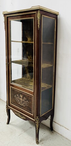 élégante Vitrine de style Louis XV en acajou et bronze . XX siècle .