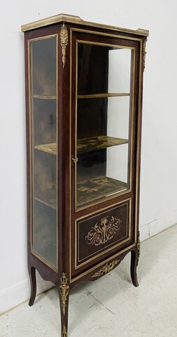 élégante Vitrine de style Louis XV en acajou et bronze . XX siècle .