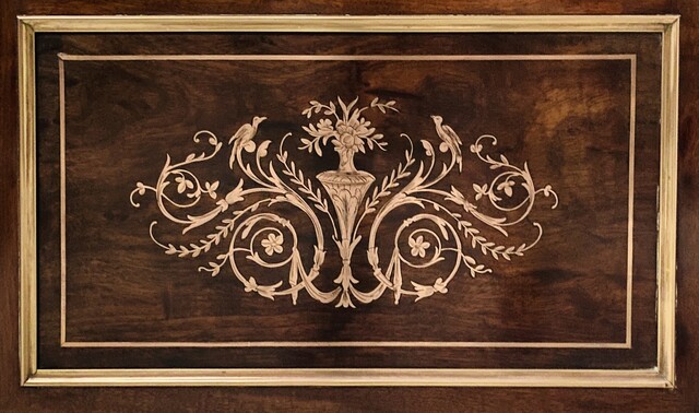 élégante Vitrine de style Louis XV en acajou et bronze . XX siècle .