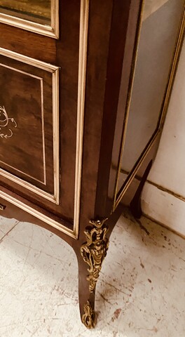 élégante Vitrine de style Louis XV en acajou et bronze . XX siècle .
