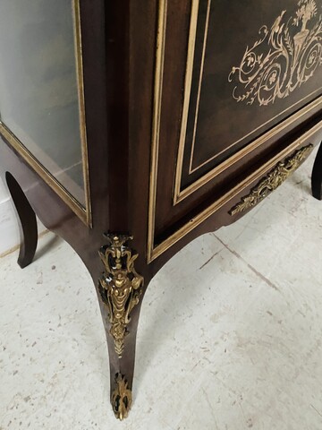 élégante Vitrine de style Louis XV en acajou et bronze . XX siècle .