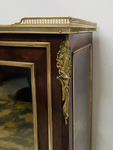 élégante Vitrine de style Louis XV en acajou et bronze . XX siècle .