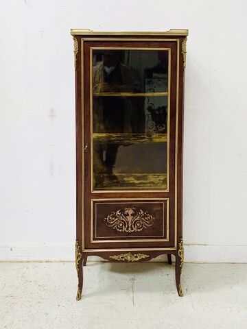 élégante Vitrine de style Louis XV en acajou et bronze . XX siècle .